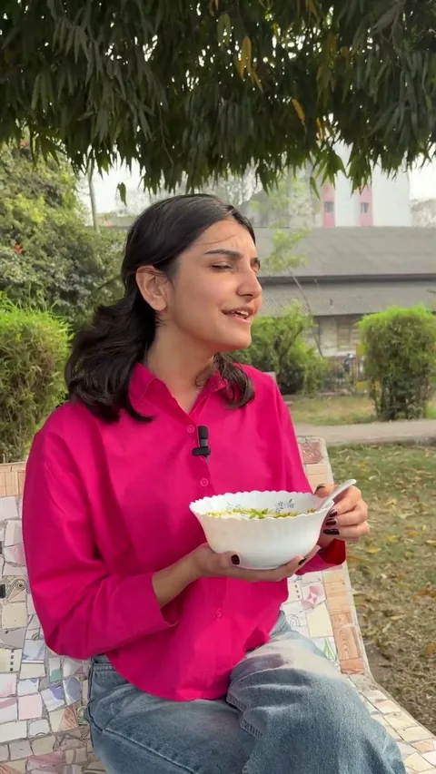 Still from the Ready Rasoi video “Ready Rasoi vibe 🍲✨ #instantfoods #readyrasoi #readytoeatfood #tasteofhome #streetfoodstyle”